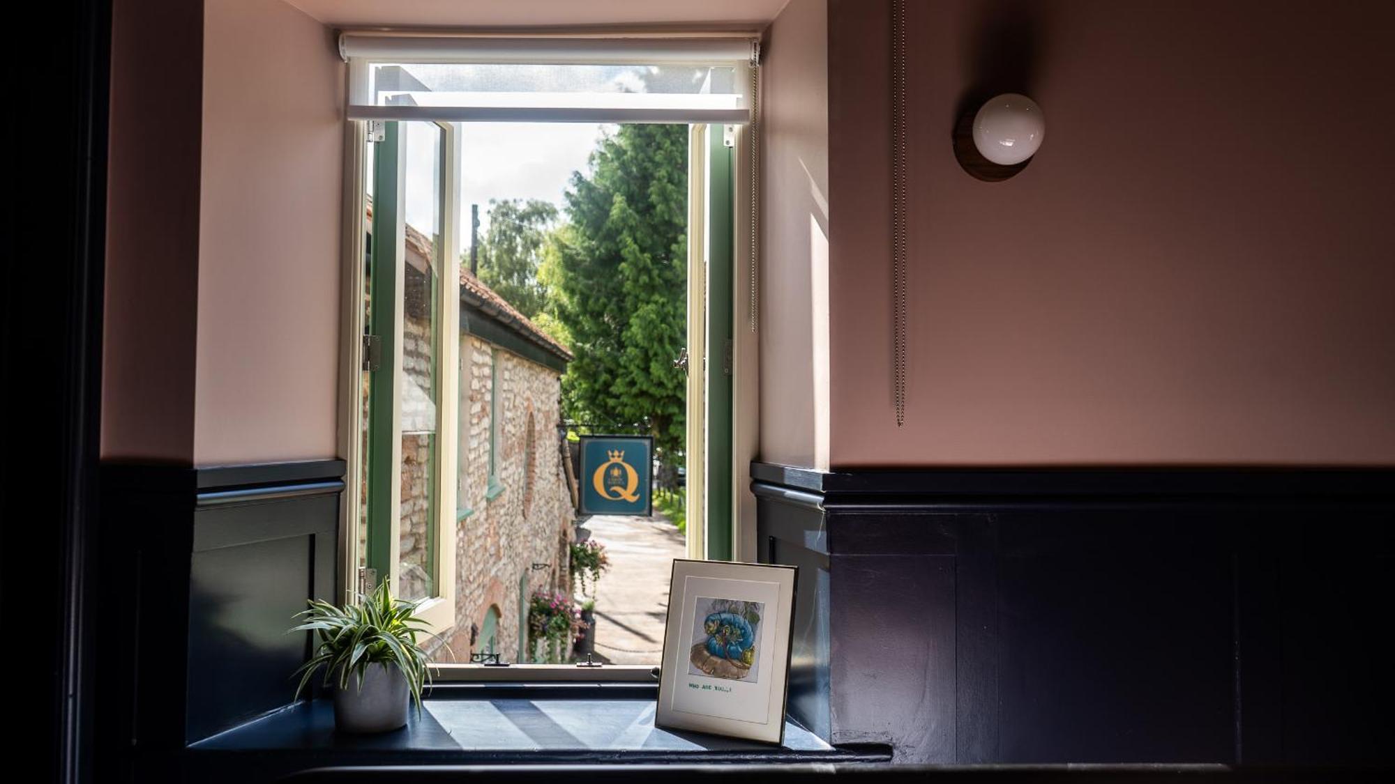 The Queens Chew Magna Room photo
